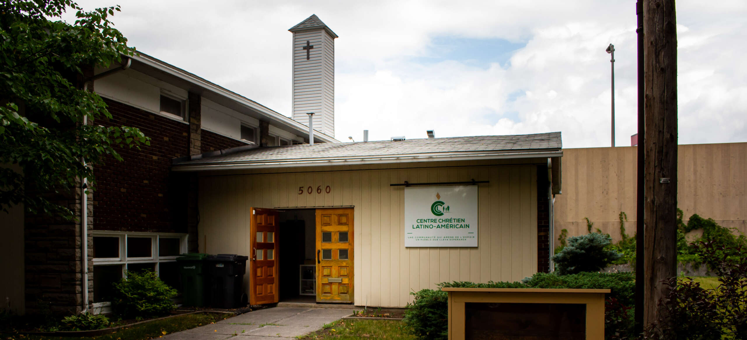 Esta imagen muestra la entrada de la iglesia con la puerta abierta, invitando a todas las personas a entrar en la casa de cristo.