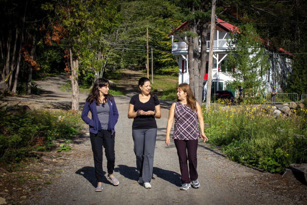 Mujeres caminando en el campamento de otono de 2022