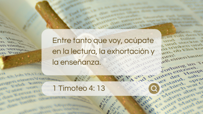 Imagen de una biblia con sus paginas abiertas, y una cruz de madera sobre las páginas